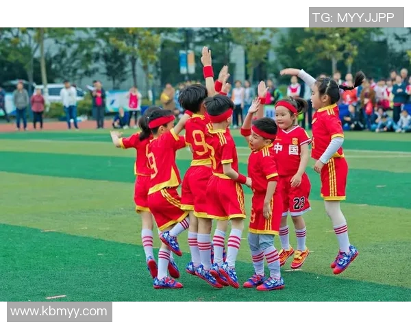 足球明星与儿童的温馨瞬间展现梦想与激情的完美结合 足球明星与儿童的温馨瞬间展现梦想与激情的完美结合