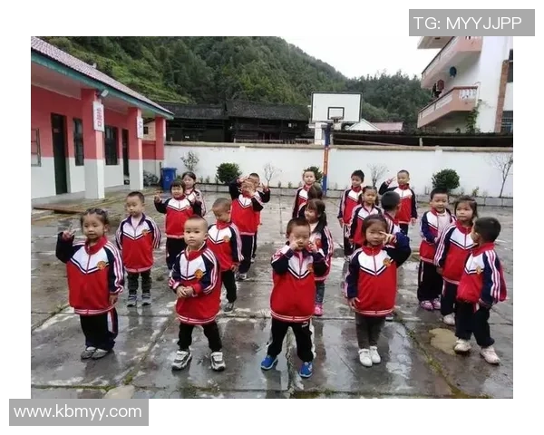 足球明星用手比爱心传递温暖与希望的感人瞬间 足球明星用手比爱心传递温暖与希望的感人瞬间