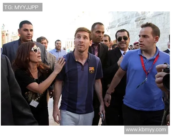 足球明星遭遇球迷恶搞现场被丢鞋子引发热议与反思